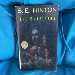 The Outsiders ByS.E.Hinton SoftCover SmallBook Lightweight WasASchoolBook NWOTS